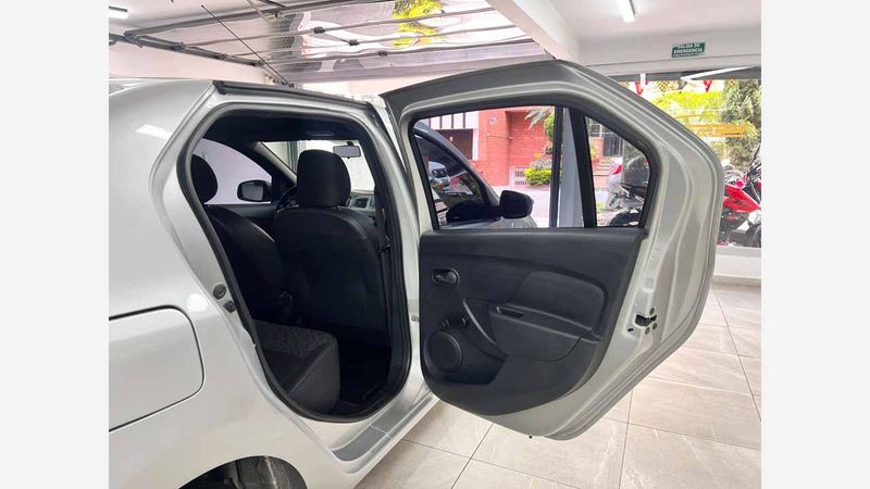 Renault-Logan-2023-4x2-Gris-2084581950-07_20250612004059